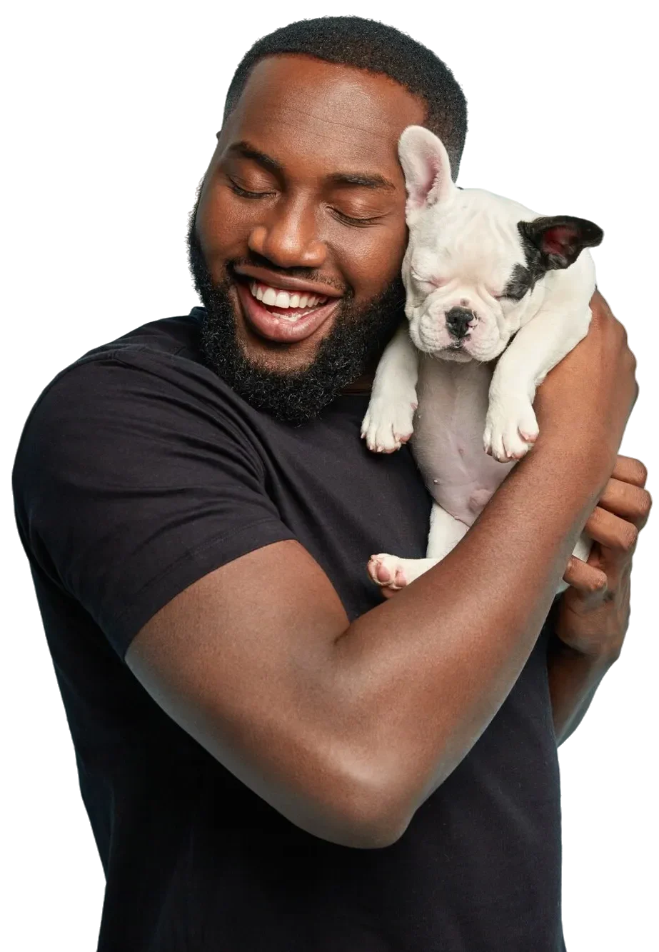 Homem negro sorrindo segurando seu cachorro nos braços