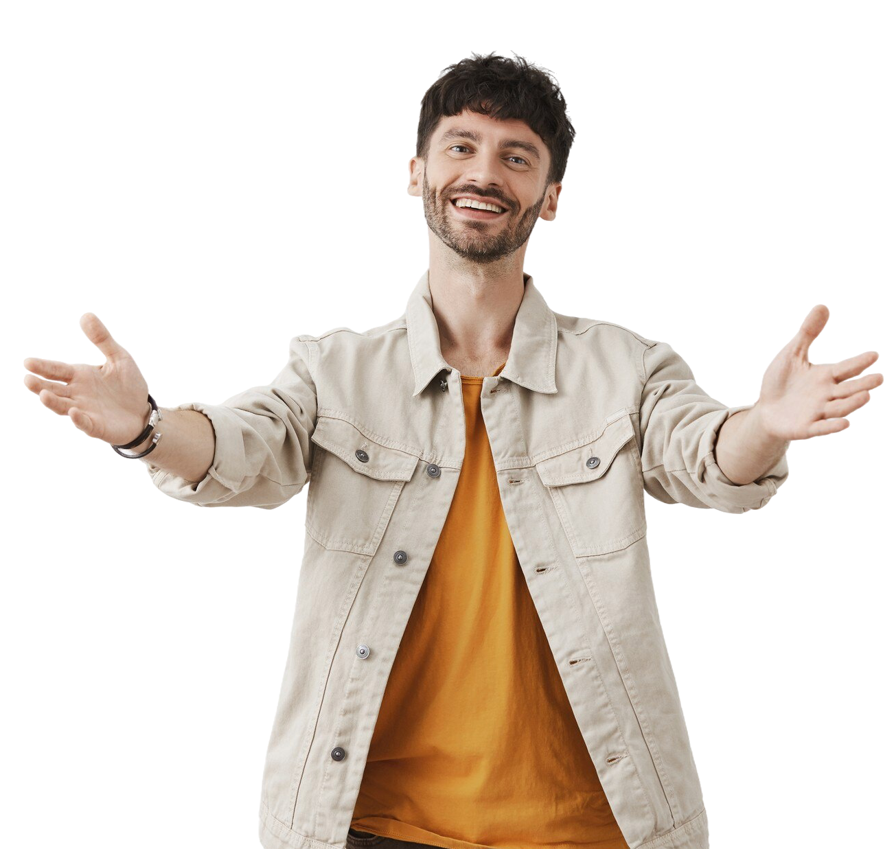 Homem com braços abertos sorrindo